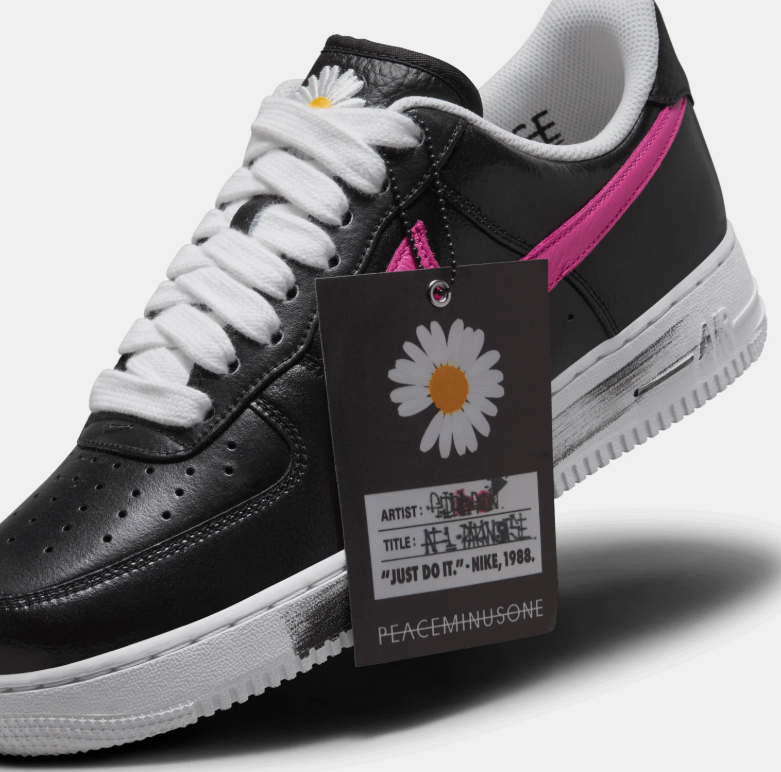 Nike Air Force 1 Low - Black / Pink Swoosh